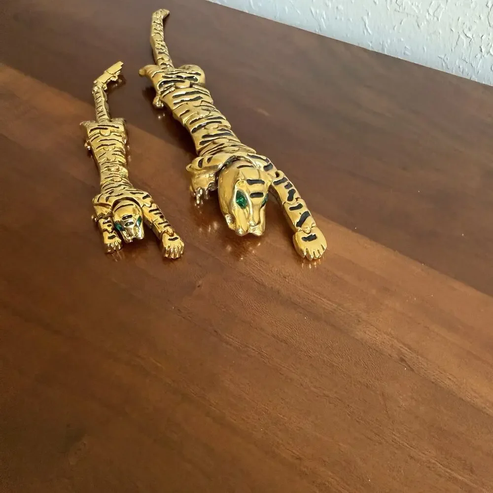 Vintage Black And Gold Tone Tiger Shoulder Pins Emerald Eyes Chain Link Read - Picture 2 of 6